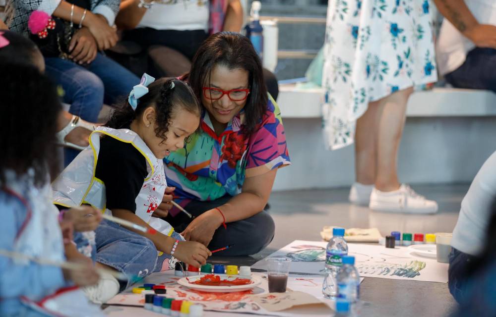 (Galería) La creatividad florece: Niños desatan su imaginación en taller de pintura gratuito