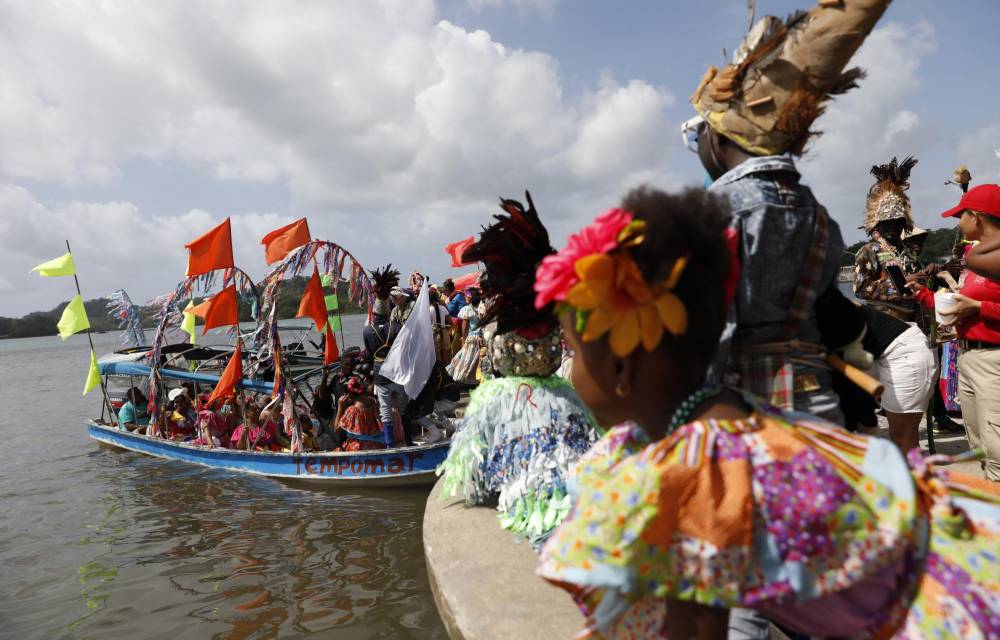 El vistoso desfile de botes por la Bahía de Portobelo.