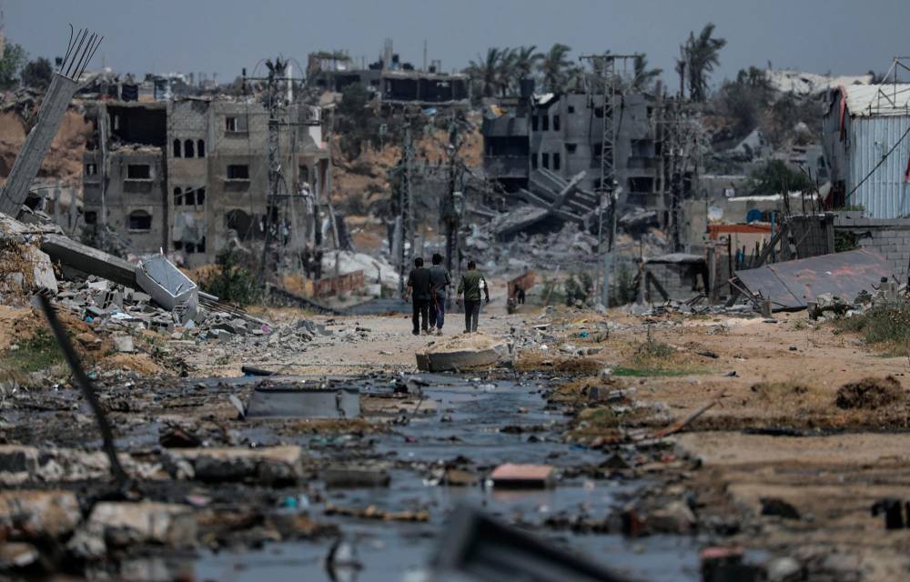 Palestinos pasan a la destrucción.