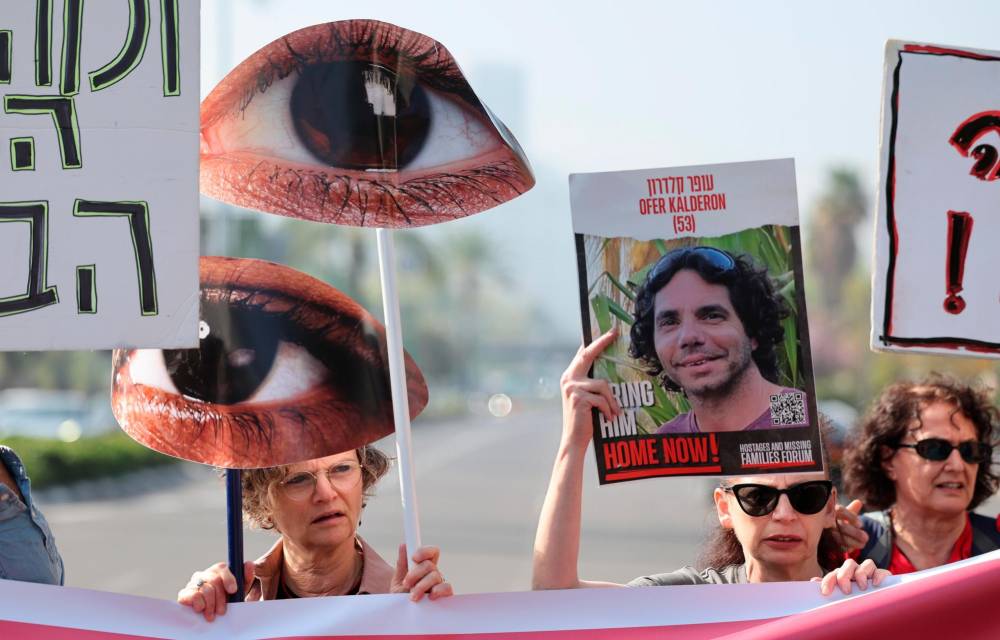 Familiares de los secuestrados protestan en Tel Aviv.