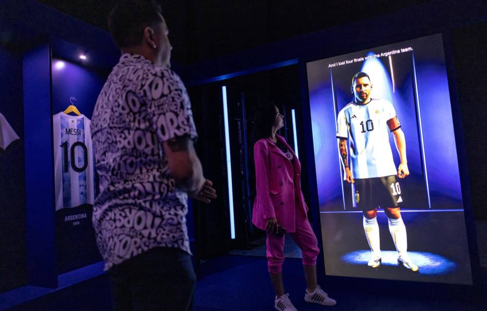 Personas visitan la preinauguración del espectáculo 'The Messi Experience: A Dream Come True' en Miami, Florida, Estados Unidos. EFE/EPA/CRISTÓBAL HERRERA-ULASHKEVICH