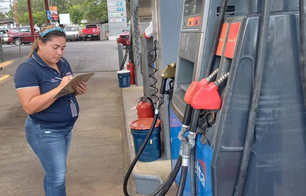 Acodeco realiza verificación de precios de combustibles