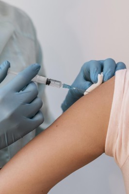 Especialistas aseguran que vacunación contra la covid es segura en el embarazo