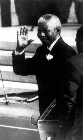 El presidente sudafricano Nelson Mandela se dirigirse a la sesión inaugural del Parlamento de Sudáfrica.