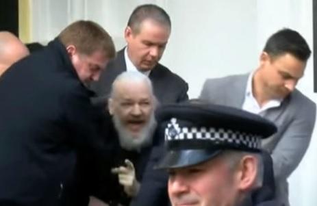 Assange en el momento que es detenido.