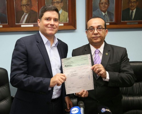 Gerente General de Tocumen S.A., Carlos Duboy,  entrega cheque al  rector de la UP,  Eduardo  Flores.