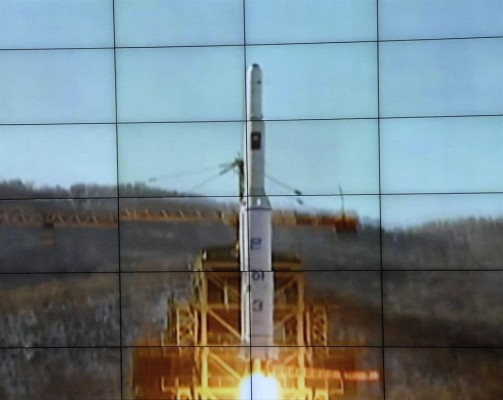 El líder Kim Jong-un al centro de desarrollo espacial militar para inspeccionar un dispositivo.