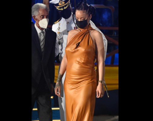 En el acto donde fue distinguida como heroína nacional de su natal Barbados empezaron las especulaciones.