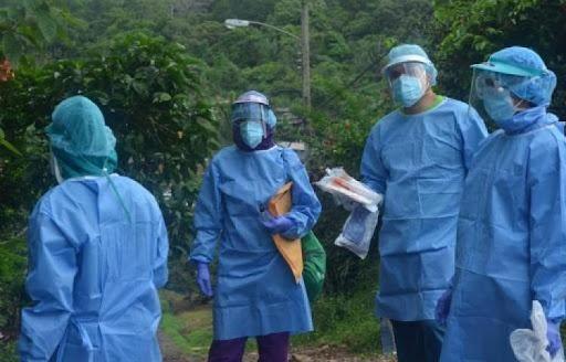 Médicos y enfermeras extranjeros esperan ser contratados en la lucha contra el virus