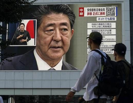 Pantalla en las calles de Tokio con un telediario que anuncia la muerte del ex primer ministro nipón Shinzo Abe.