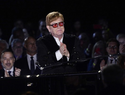 Elton John pasa por la Casa Blanca en su gira de despedida
