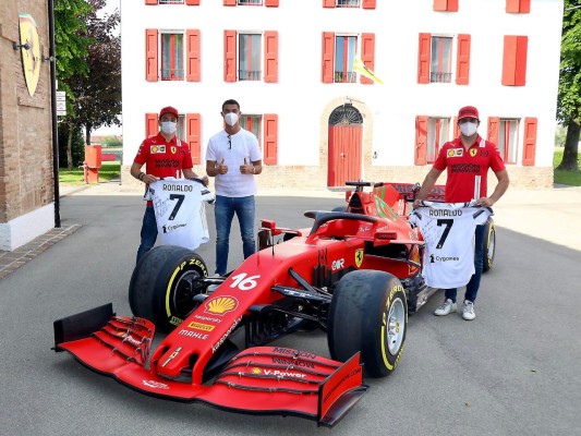 CR7 visita el cuartel general de Ferrari junto a directiva del Juventus