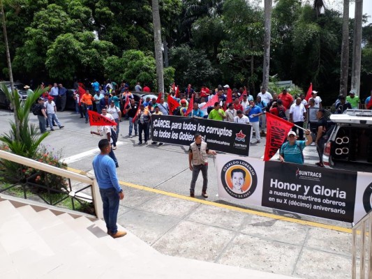 Sociedad civil, SUNTRACS y otras agrupaciones protestan fuera de la CSJ