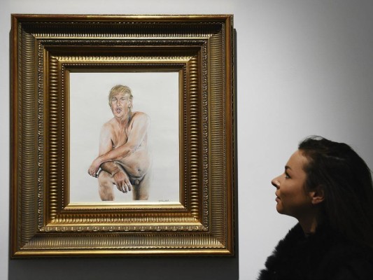 Una mujer observa el cuadro de la artista Illma Gore del polémico magnate Donald Trump, aspirante a la nominación presidencial republicana, en la que aparece desnudo y con genitales diminutos en la galería Maddox en Londres, Reino Unido.