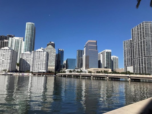 Vista de grandes edificios sobre el río Miami.
