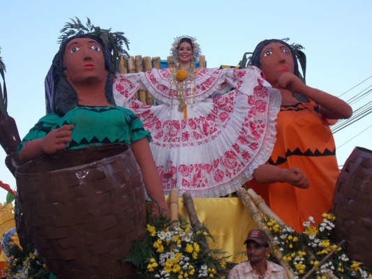 Desfile folclórico en honor a Santiago Apostol