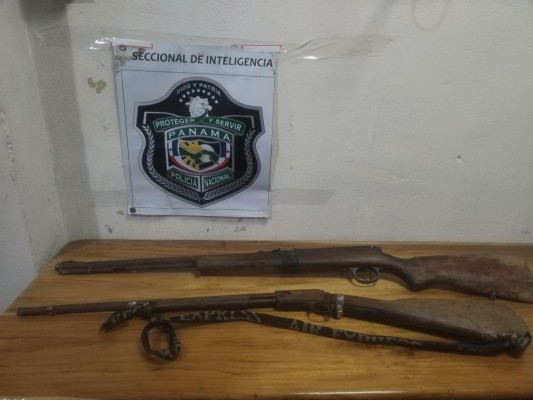 Los dos rifles incautados al señor de 52 años en Bocas del Toro.