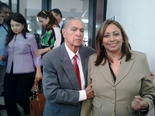 Ceila Peñalba se retira de la Fiscalía Electoral luego que Eduardo Peñaloza regresara a la institución por lo ocurrido ayer.