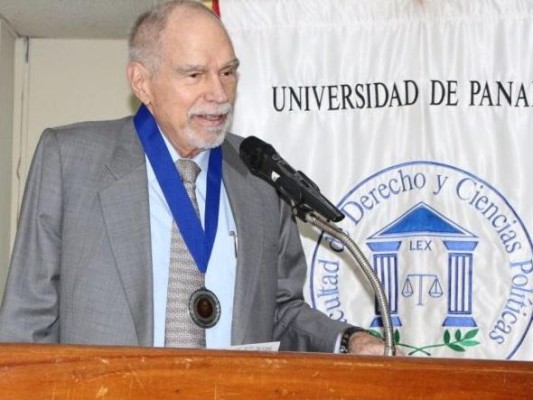Fue premiado en la Universidad de Panamá por sus notables aportes al Derecho Marítimo.