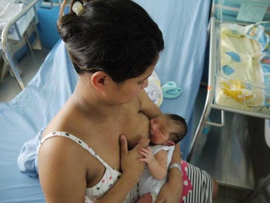 Gobierno pide a esposos y empleadores apoyar la lactancia materna