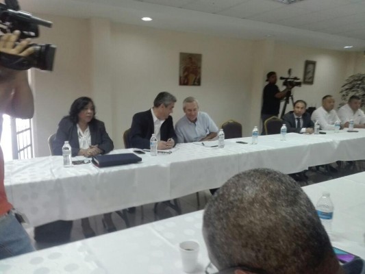 Ministros Mayo, Paredes y Alemán inician la mesa de diálogo en Colón ​