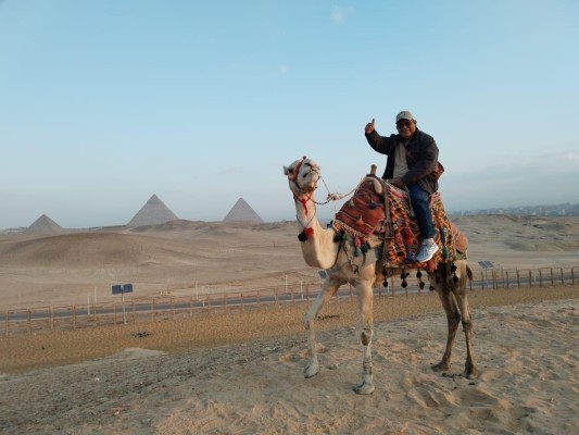 El periodista Valerio Ábrego, montado en un camello