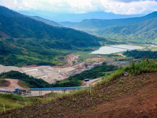 Fotografía de archivo fechada el 9 de octubre de 2023 que muestra el depósito de relaves de la minera china Ecuacorriente que opera la mina Mirador, en El Pangui, provincia de Zamora Chinchipe (Ecuador).