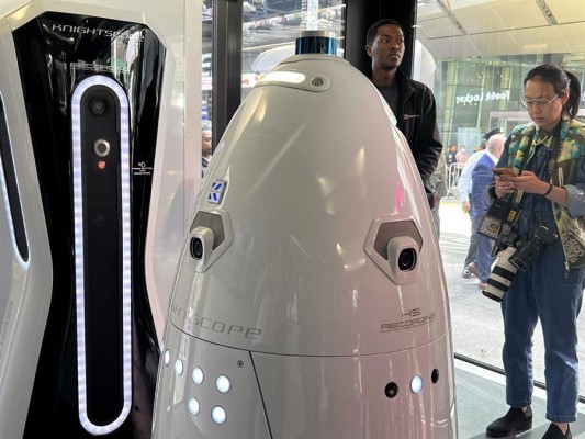 Personas observan el robot K5, que permite dar información en tiempo real a los agentes, durante una conferencia de prensa para presentar nueva tecnología policial celebrada hoy en Times Square, Nueva York.