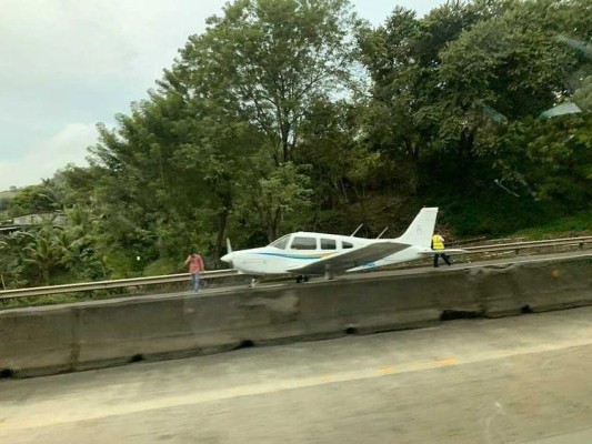 Aeronave realiza aterrizaje de emergencia en la autopista Panamá-Colón