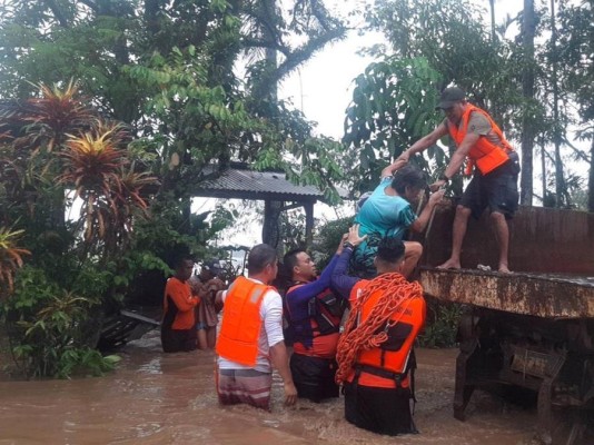 Las inundaciones y aludes de tierra que golpearon varias regiones del sur y el este de Filipinas.