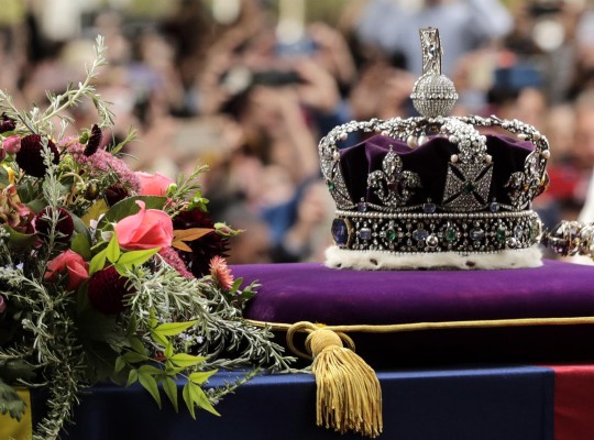 El féretro de Isabel II entra en la bóveda real en Windsor