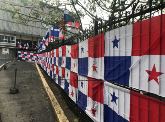 Asamblea aclara la razón por la que colocaron banderas en la cerca perimetral