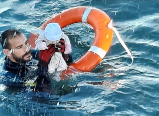 Foto que vale más de mil palabras: Rescate de un bebé de dos meses en el mar 