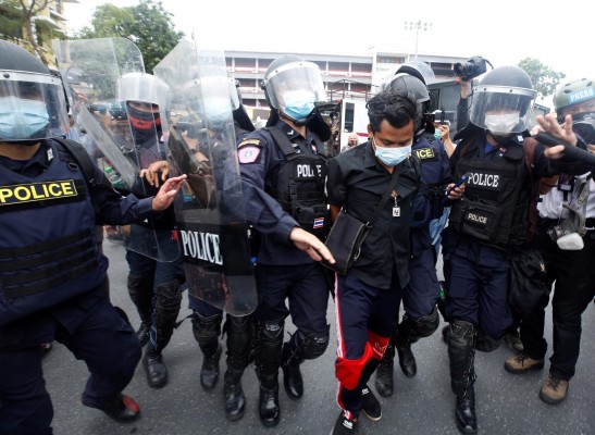 La Policía carga contra manifestantes antigubernamentales en Tailandia