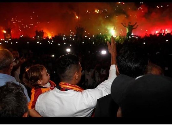 La afición turca celebra el fichaje de Falcao por el Galatasaray