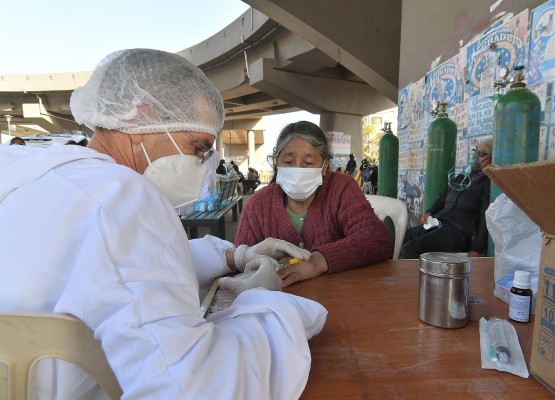 Ómicron dispara la pandemia en Centroamérica y crece la demanda de pruebas