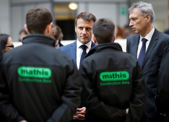 Macron visitó una empresa de construcción en madera en la localidad de Muttersholtz, para conocer la actividad de la compañía, que realiza varios encargos para los Juegos Olímpicos de París 2024, y conversó con algunos de sus empleados.