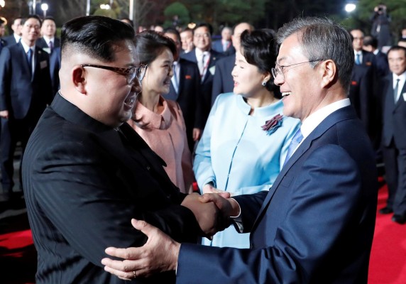 El líder norcoreano Kim Jong-un (izda) y su mujer Ri Sol-ju (2i) despiden al presidente surcoreano, Moon Jae-in, y a su mujer Kim Jung-sook.