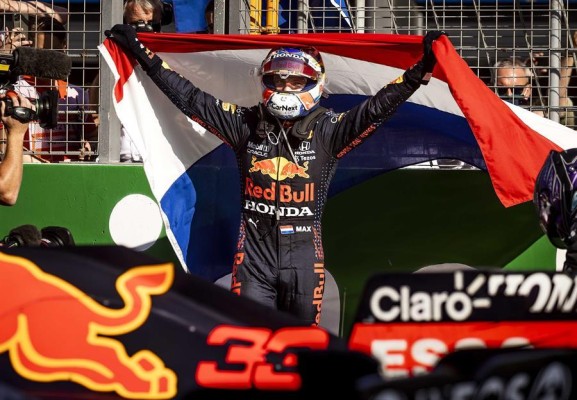 Max Verstappen fue presentado como ídolo nacional al ganar en su país la carrera de hoy, y destronar a Hamilton.