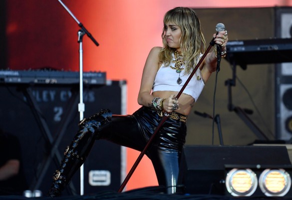 Miley Cyrus pide glamour a los espectadores de su fiesta de año nuevo en Miami