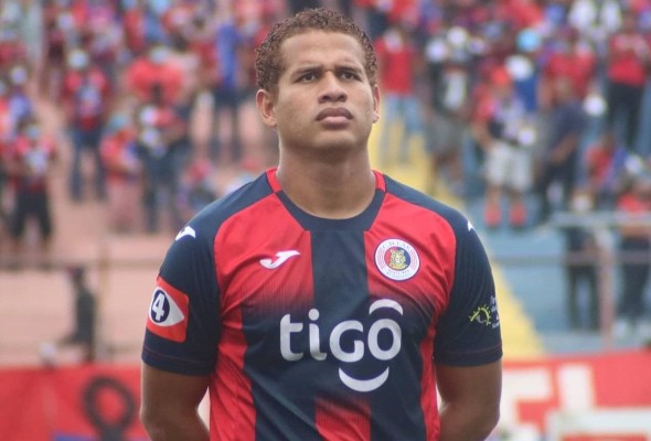 Actualmente defiende los colores del Club Deportivo FAS, de El Salvador.