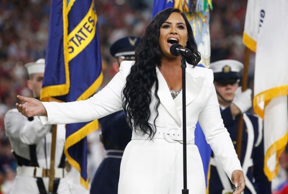 Demi Lovato emociona al público en su canto del himno de Estados Unidos