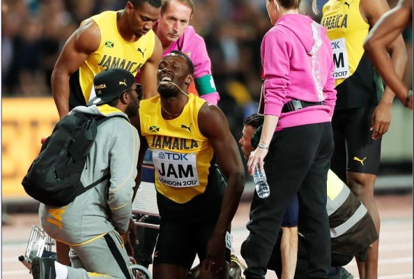 A media recta final, Bolt (segundo de I. a D.) trastabilló y cayó al suelo entre gestos de dolor..