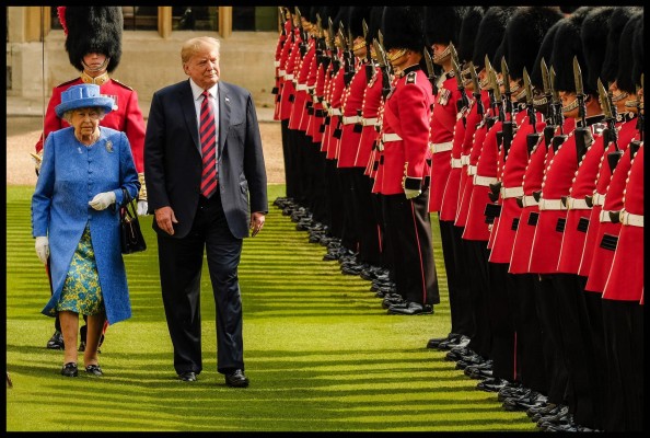 La reina Isabel II camina junto al presidente Donald Trump.