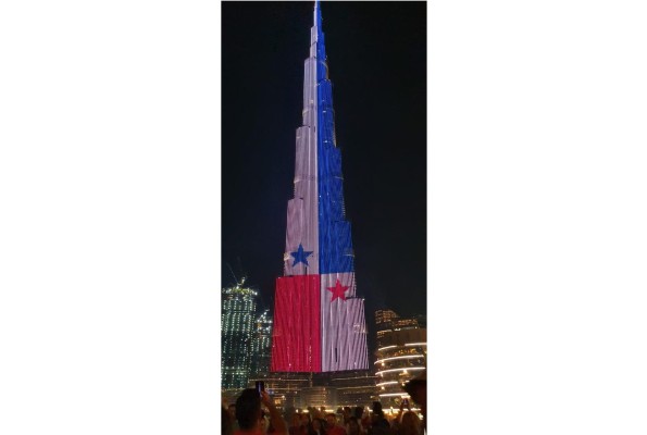 Edificio más grande del mundo, en Dubai, en celebración con Panamá