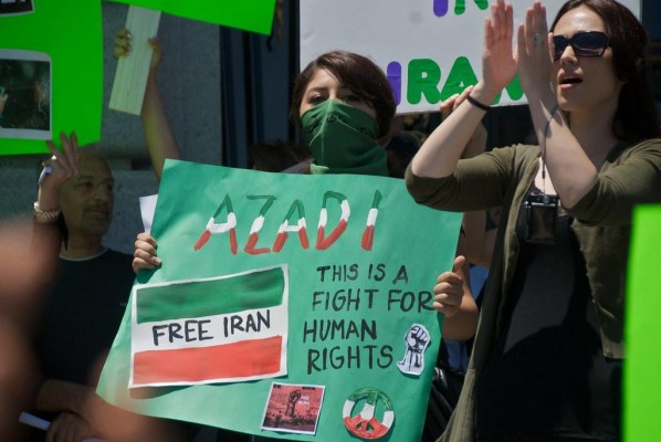 Autoridades iraníes ahorcan en público a manifestante 