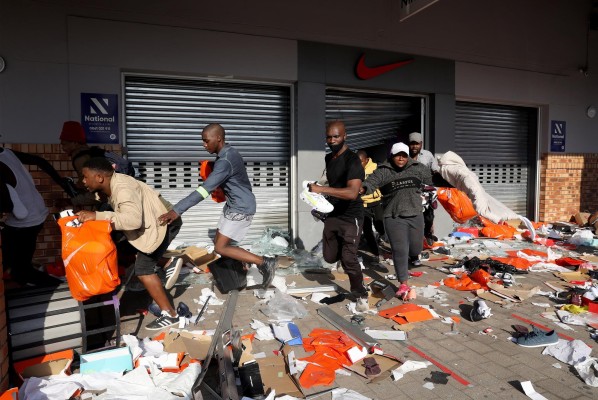 Son ya 45 los muertos en la ola de violencia y saqueos masivos en Sudáfrica