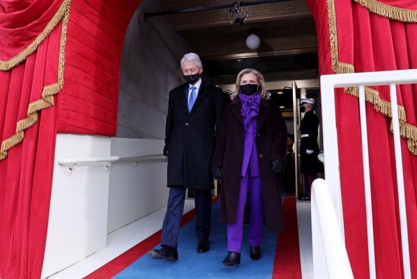 La fotografía de los Clinton y los Biden celebrando sin mascarilla es de 2016