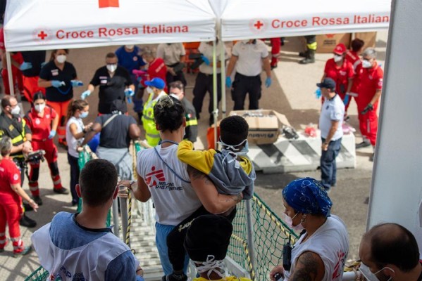 El barco de MSF desembarca en el sur de Italia a 471 migrantes, entre ellos 173 menores