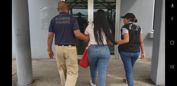 Interpol Panamá extradita a dos personas, uno va rumbo a Estados Unidos y el otro a España
